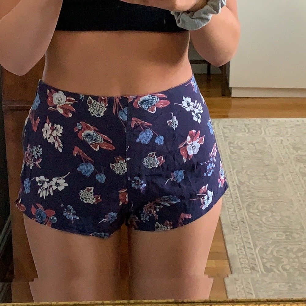 floral summer shorts. side zipper.